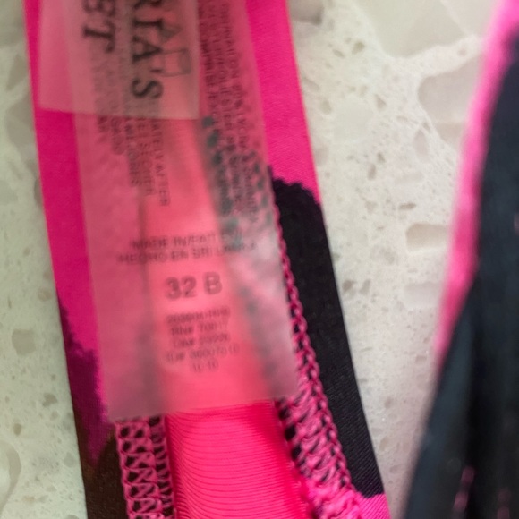 Victoria Secret Bombshell Swim - Picture 3 of 7